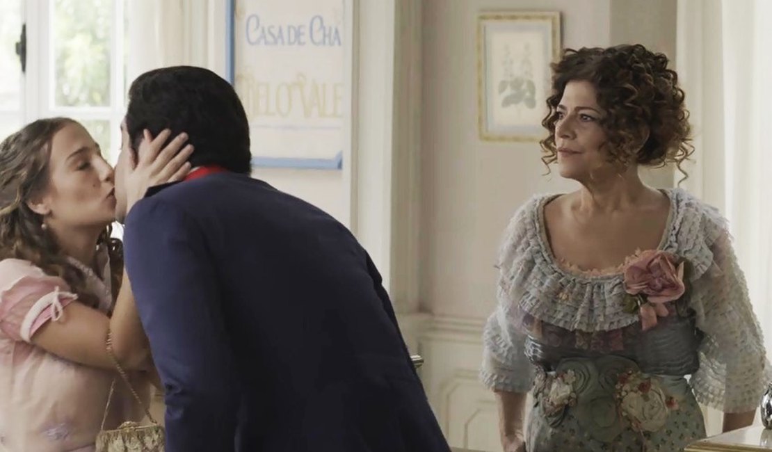 Lídia beija Randolfo em público e propõe namoro