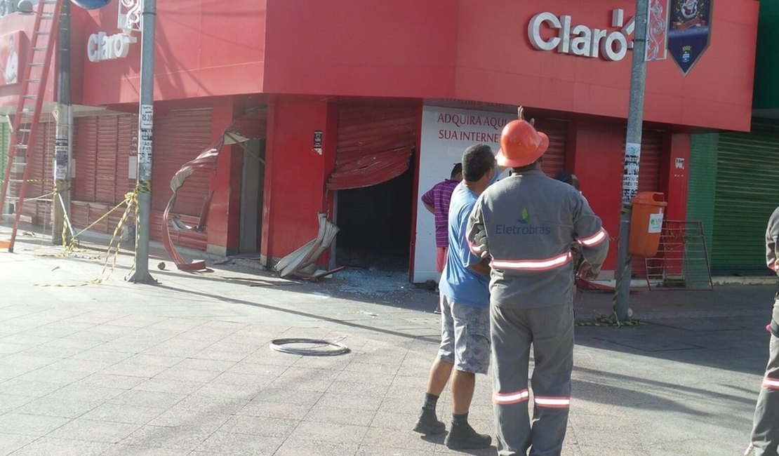 Curto-circuito provoca princípio de incêndio em loja no Centro de Maceió