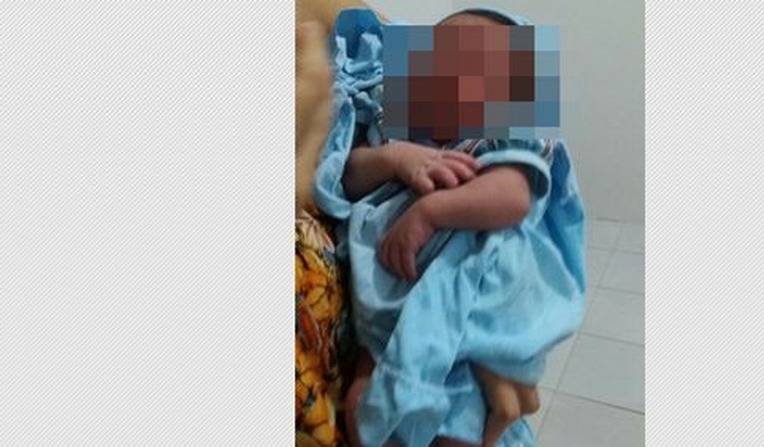 Bebê de 8 dias é encontrado coberto de formigas em meio a lixo