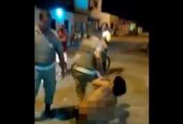Mulher nua e bêbada agride policiais, apanha no rosto e é detida