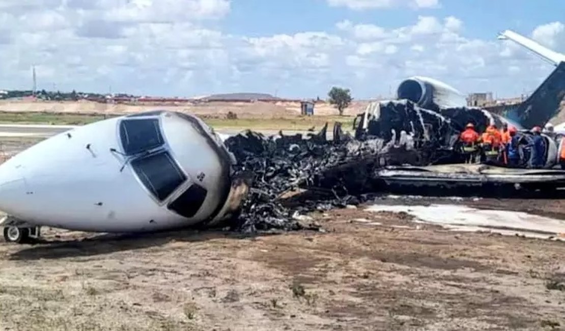 Avião com ministro e delegação pega fogo ao pousar no Congo