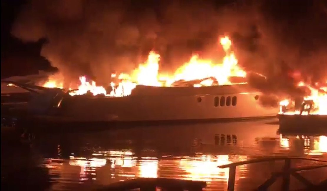 Bombeiros são acionados para conter chamas em cinco embarcações