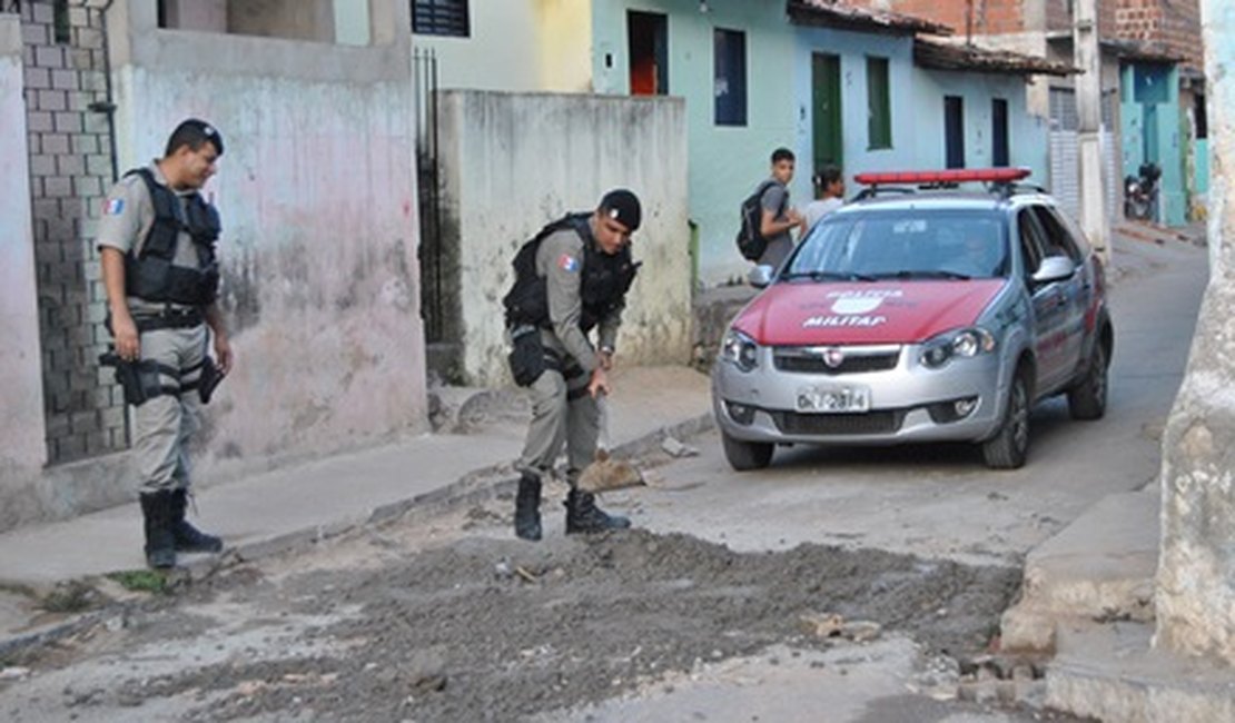 Polícia Militar retira lombadas construídas por traficantes no Jacintinho