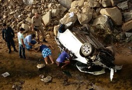 São Sebastião: Carro cai de ribanceira e duas pessoas ficam feridas