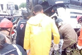 Motorista fica preso às ferragens após acidente na BR 101