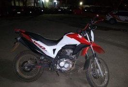 Polícia prende três suspeitos, apreende arma e recupera moto roubada no Povoado Baixa da Hora, em Arapiraca