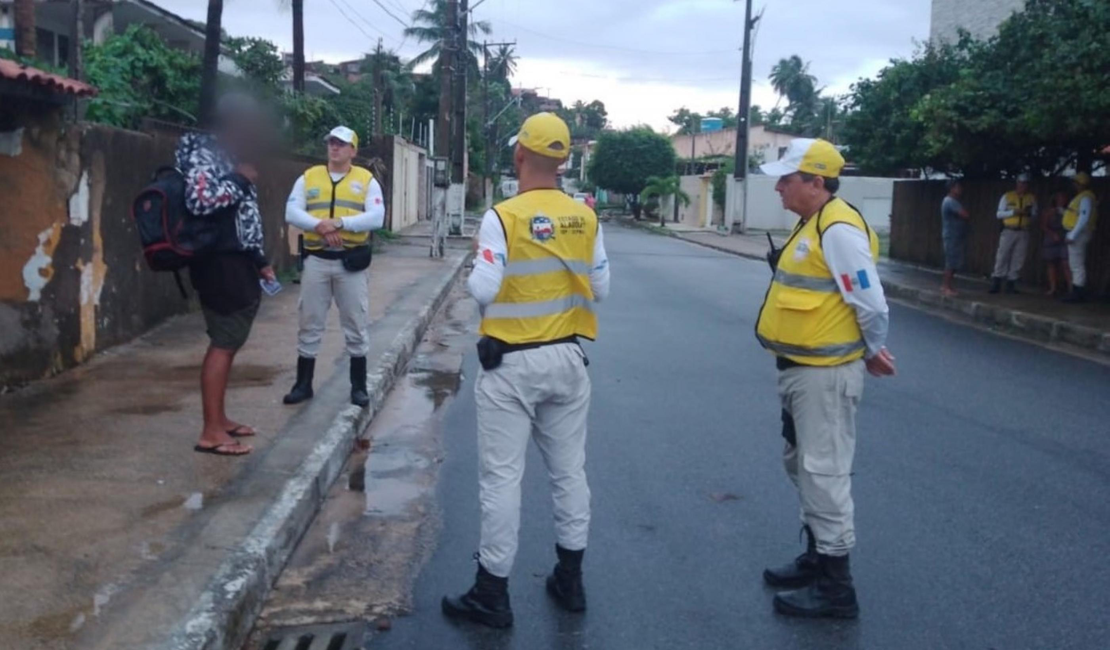 Ronda no Bairro atua no resgate de homem em situação de vulnerabilidade em Ipioca