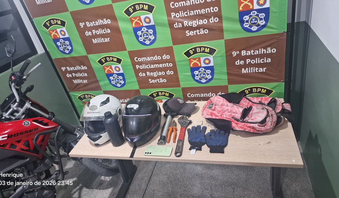 Motocicleta roubada é recuperada após suspeitos atirarem contra a polícia na AL-220, em Delmiro Gouveia