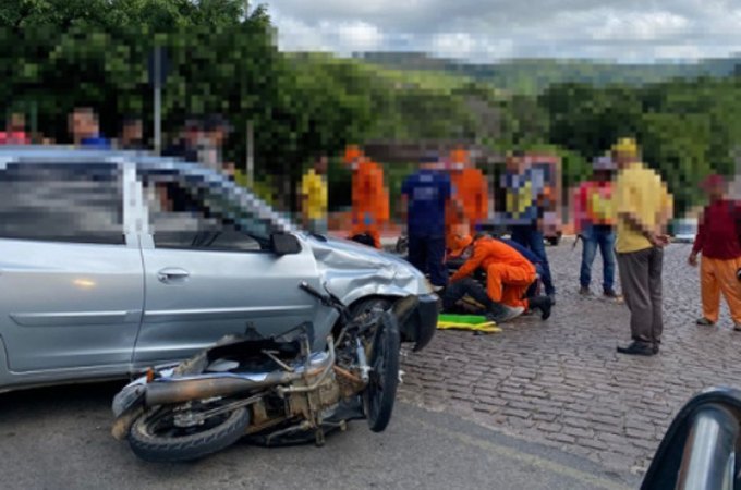 Condutor sofre fratura em batida envolvendo carro e moto em Palmeira dos Índios