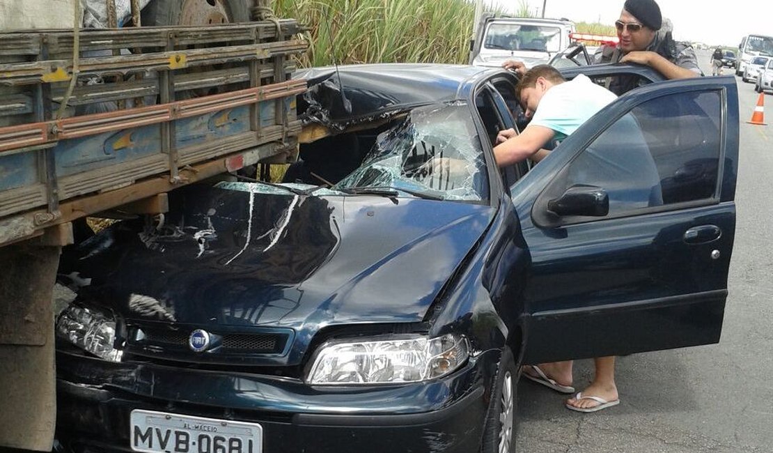 Caminhão e carro de passeio se envolvem em acidente na AL-220