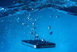 Nada de arroz: saiba o que fazer se o celular cair na água
