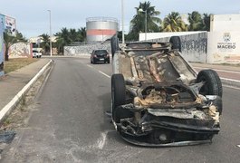 Motorista perde o controle de carro e veículo capota no Jaraguá