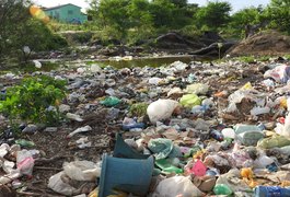 Moradores denunciam descarte de lixo às margens de rio em Traipu