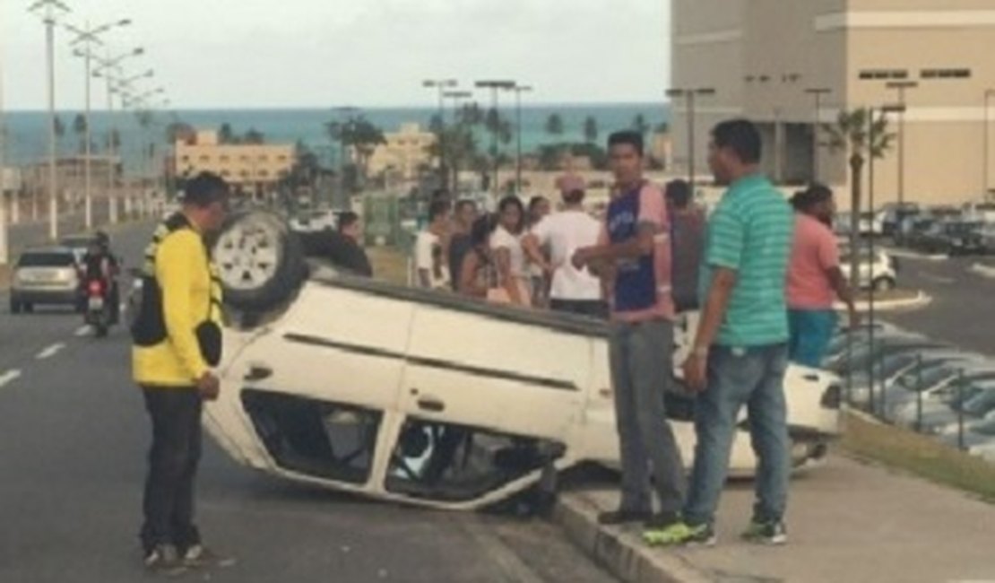 Quatro pessoas ficam feridas após capotamento em avenida de Maceió