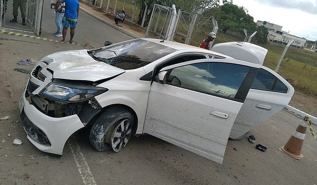 Veículo capota e atinge homem que fazia caminhada na BR-104, em Maceió