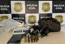 Homem é preso ao ser flagrado com drogas,armas e ﻿munições, em casa