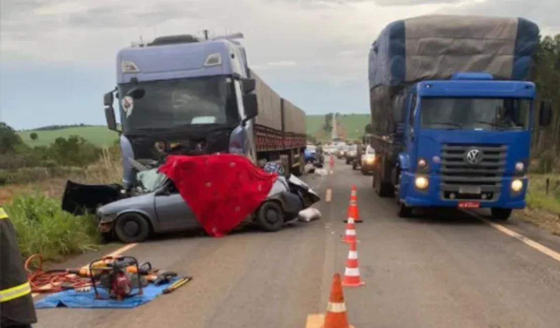 Cinco pessoas morrem em acidente entre carro e caminhão