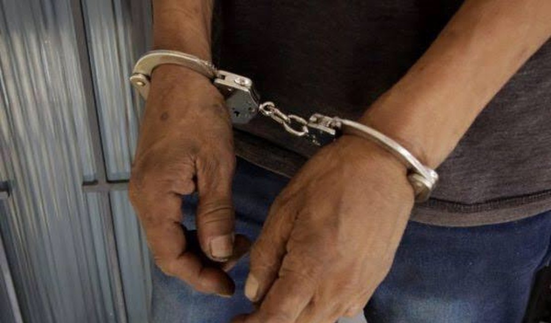 Homem armado tenta fugir da polícia, entrando em mata, mas é preso, em Maceió