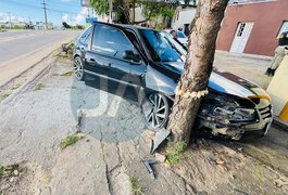 Motorista que fugia da polícia bate carro em árvore no trevo para Feira Grande