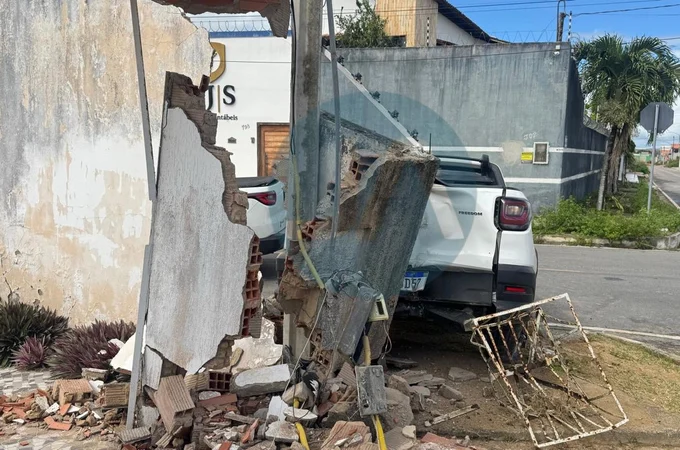 Colisão entre carros termina com veículo atingindo muro de residência em Arapiraca