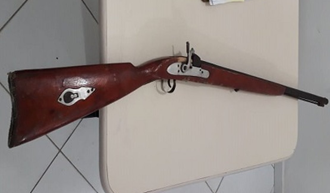 PM de São Sebastião e do CISP de Junqueiro apreendem arma abandonada