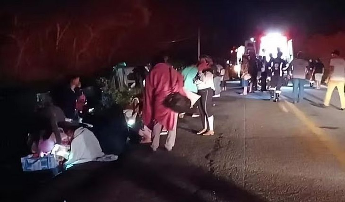 Ônibus tomba e deixa 26 feridos na Bahia