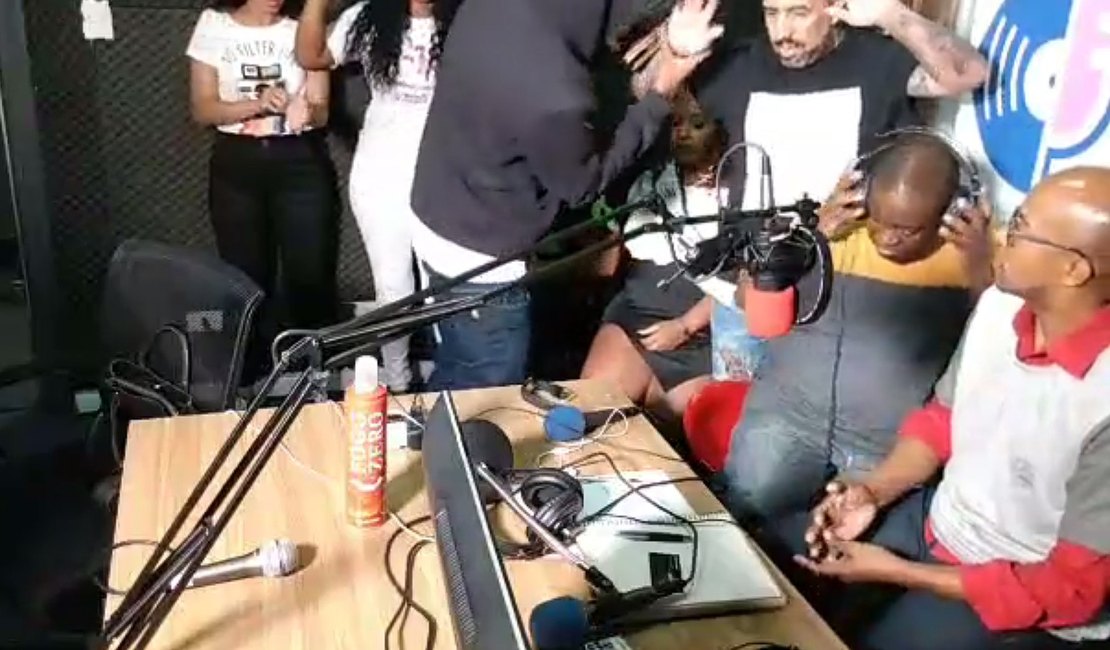 Rádio via internet é assaltada e transmite roubo ao vivo