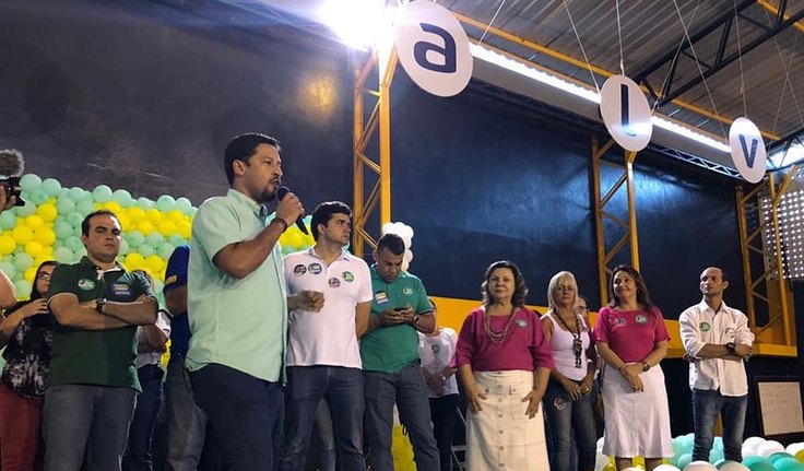 Tereza Nelma e Rodrigo Cunha visitam Jacintinho, em Maceió