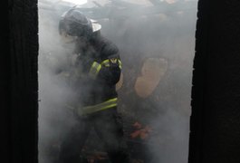 Residência fica destruída após incêndio, no interior de Alagoas