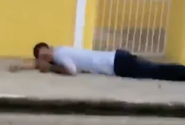 Vídeo: Motorista bate o carro e decide tirar uma soneca na calçada em Arapiraca