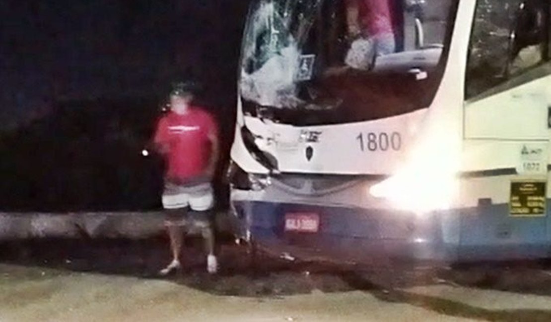 Colisão entre ônibus e moto deixa homem morto na ﻿BR-101, em São Miguel dos Campos