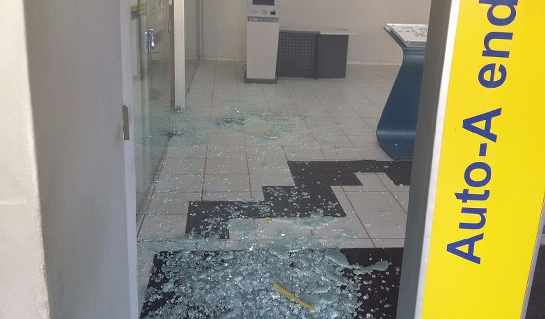Quadrilha explode caixas eletrônicos de agência de Major Izidoro