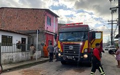 Bombeiros foram acionados para apagar fogo em geladeira, em Maceió