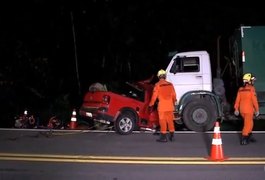 Colisão entre carro e caminhão deixa mortos em trecho da BR-101 em Pilar, AL