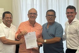Ronaldo Lopes concede reajuste salarial recorde para professores da Prefeitura de Penedo