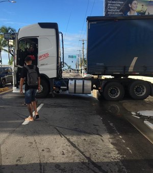 Carreta quebra e deixa trânsito congestionado em avenida de Maceió
