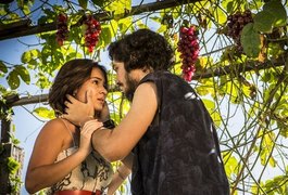 Olívia cede para beijar Miguel, mas casal é interrompido