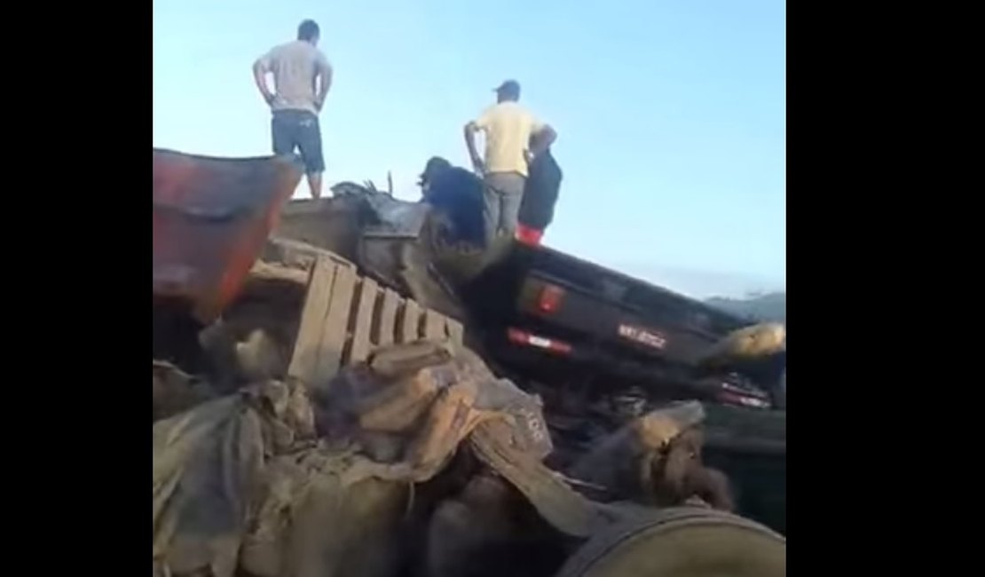 VÍDEO: Carreta sem freio bate em caminhões e motorista fica preso às ferragens, na BR 101