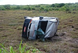 Van de turismo capota entre os municípios de Marechal e Barra de São Miguel