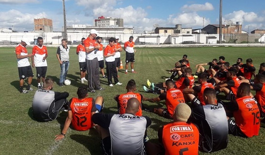 Alan Dotti entra em campo com jogadores para treino técnico do ASA