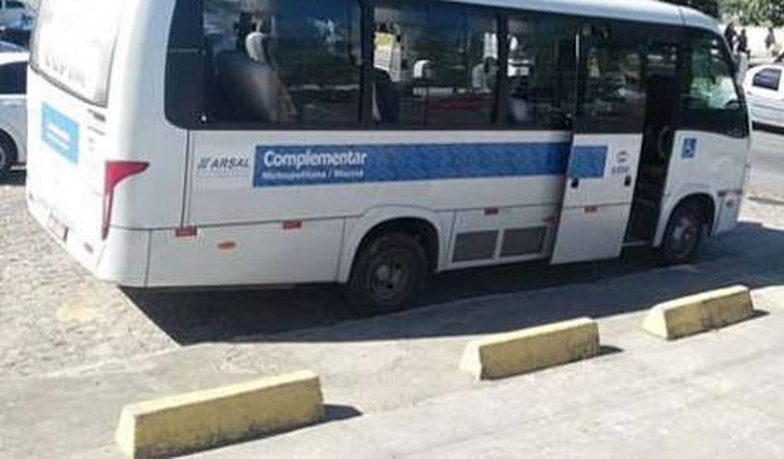 Bando armado invade micro-ônibus e rouba passageiros no interior de Alagoas
