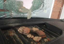 Chefe de gabinete de Luciano Barbosa tem carro apedrejado durante tentativa de assalto