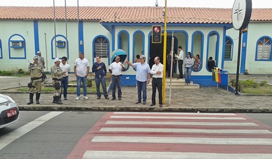 Semáforo é instalado em frente ao Hospital Regional de Arapiraca