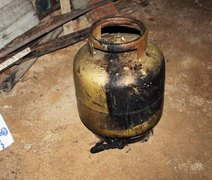 Explosão de botijão de gás provoca incêndio em casa em São Miguel dos Campos