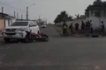 Condutor fica ferido após batida entre carro e moto no bairro Novo Horizonte