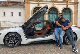 Ostentando carrões, Carlinhos Maia e Lucas Guimarães dirigem sem CNH