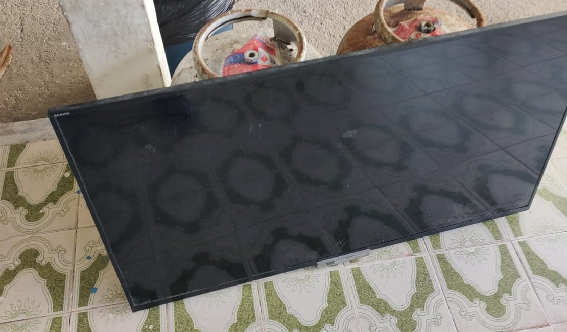 Dupla é presa após arrombar residência e furtar televisão e botijões de gás em Arapiraca