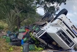 Caminhão carregado com bananas tomba na AL-220, em São José da Tapera