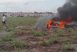 Carro capota, pega fogo e duas pessoas morrem em Maceió