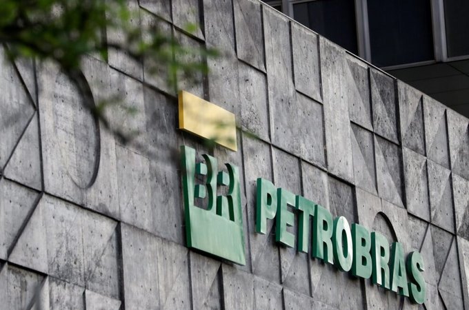 Petrobras reduz preço da gasolina em 5,2% a partir desta terça